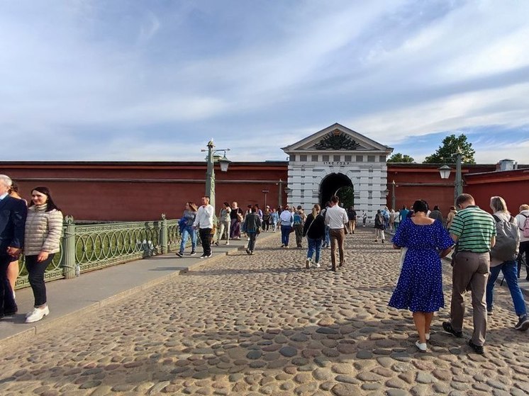 Петербуржцам объяснили, почему Петропавловская крепость — не место для самокатов