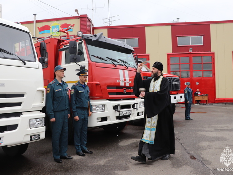 Орловские пожарные получили новую технику в честь профессионального праздника