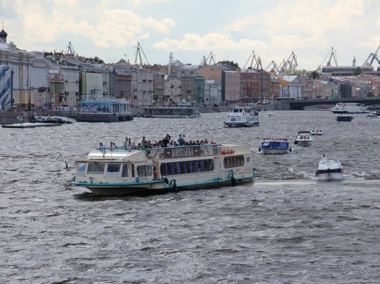 В Петербурге туристический сезон открылся парадом судов у Петропавловской крепости