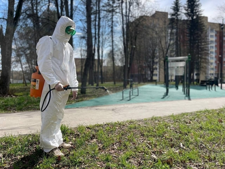 Все подмосковные парки обработали специальным средством от клещей