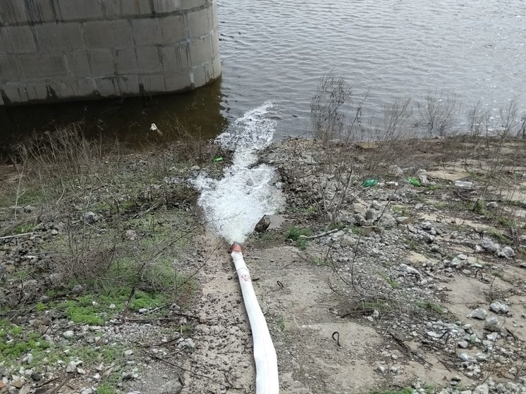 В Оренбург откачивают воду с затопленных участков