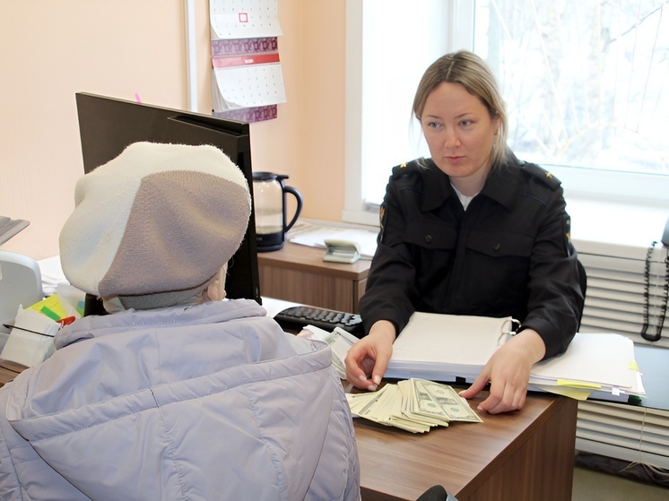 В Архангельске полицейские вернули пенсионерке деньги, украденные аферистами