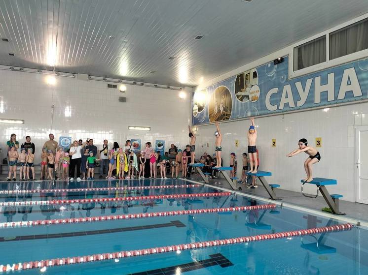 В Серпухове провели соревнования «Умею плавать 25»