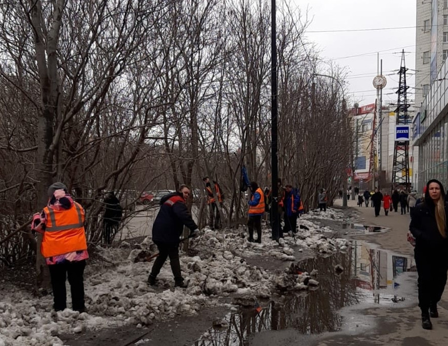 Зима отступила: в Мурманске убирают остатки снега