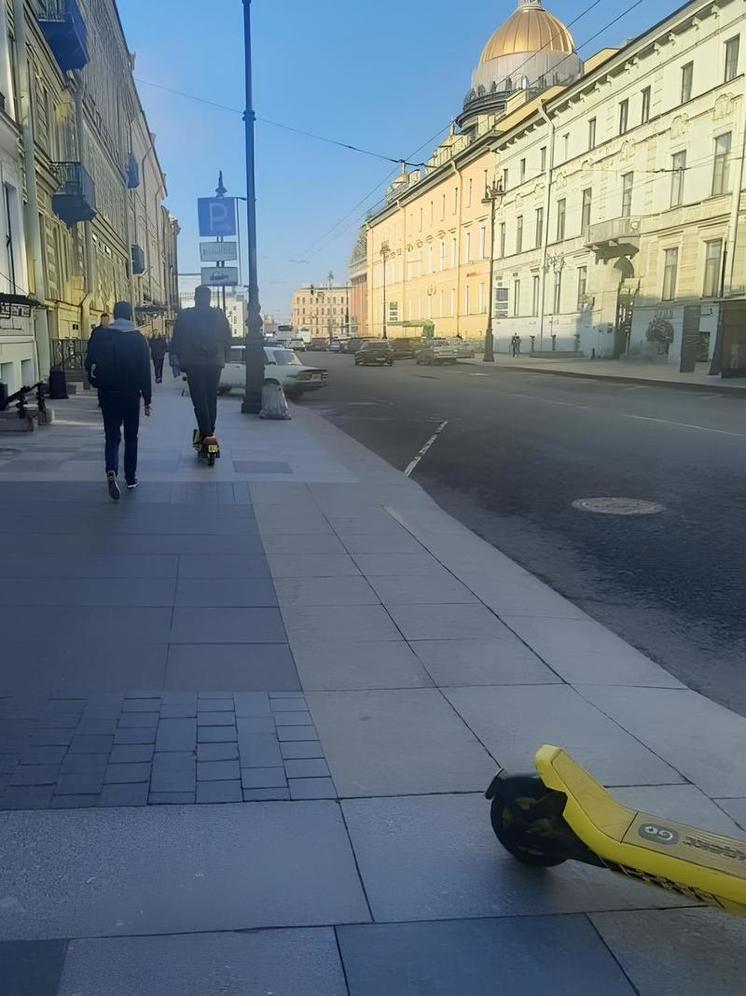  Комтранс Петербурга проверит факты незаконной парковки электросамокатов на Морской улице