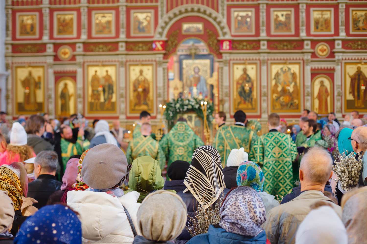 Полные храмы и очередь: фото как в Хабаровске встречают Вербное воскресенье 2024