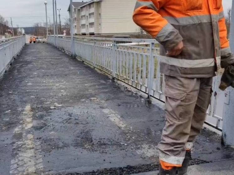В Углегорске отремонтировали пешеходный мост