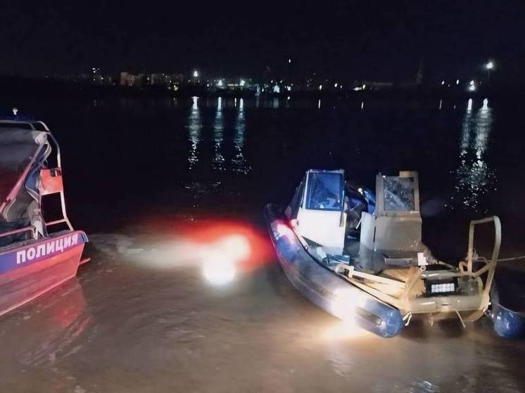 В Омске моторная лодка врезалась в швартовую бочку – есть погибшие