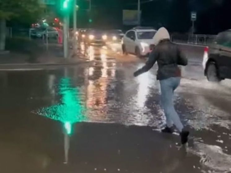 После дождя орловчане вынуждены переходить дорогу на перекрёстке улиц Полесской и Тургенева по проезжей части