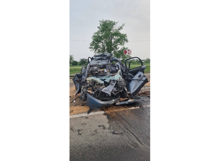 В Абинском районе в ДТП с двумя грузовиками погиб водитель «легковушки»