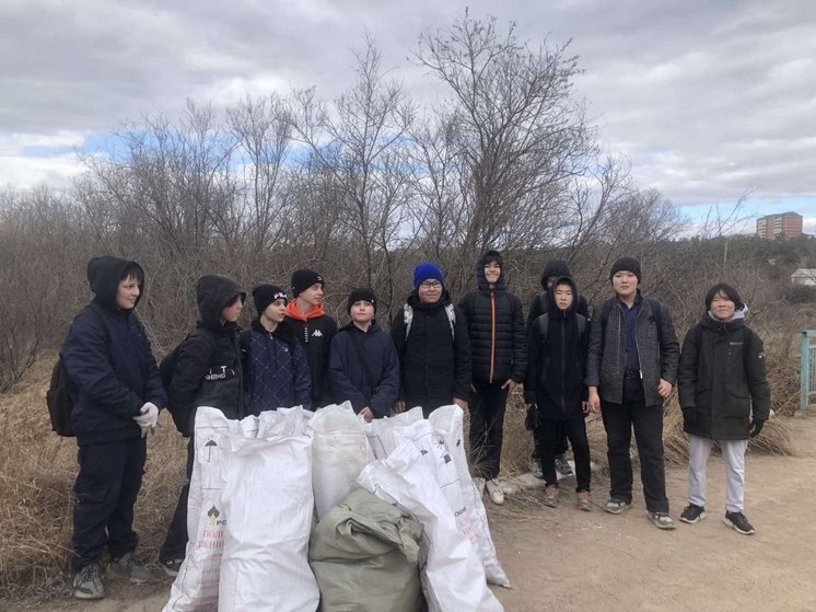  В Улан-Удэ школьники убрали берег Байдонова ручья