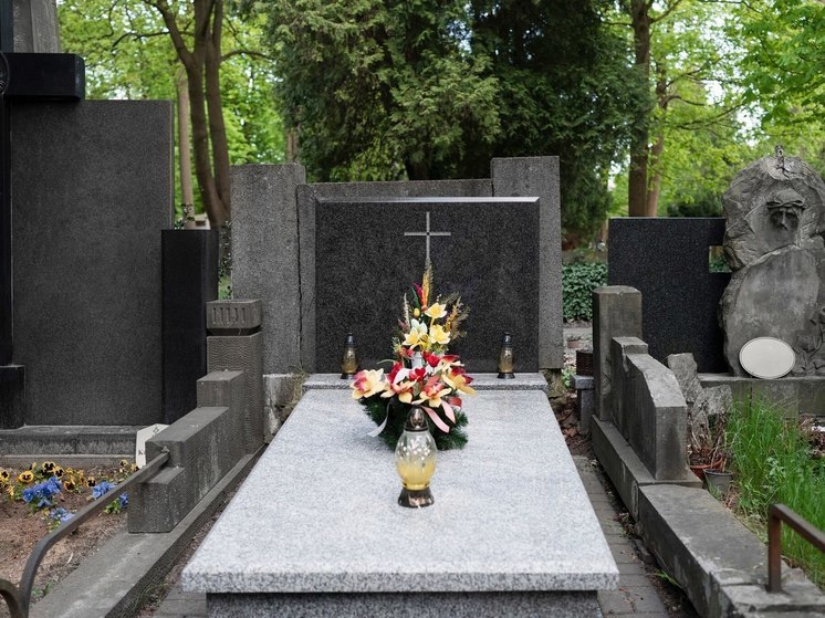 Батюшки указали на строгий запрет помещать личные вещи в гроб