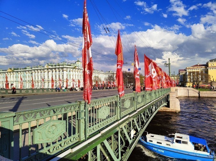 Центр Петербурга начали украшать к майским праздникам