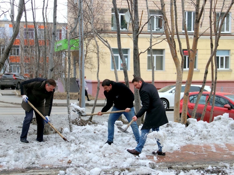 Североморцы вышли на традиционную весеннюю уборку