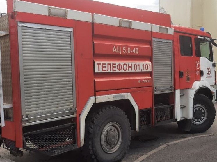 Сотрудники МЧС потушили горящую машину в Сланцах