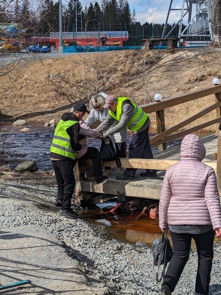 Волонтеры на руках поднимают пенсионеров на мост в Петрозаводске