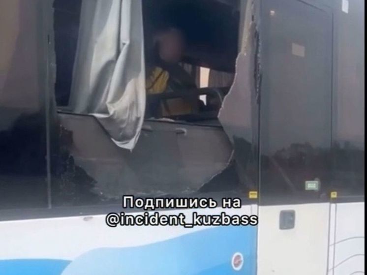 В Кузбассе стекло автобуса выпало на ходу