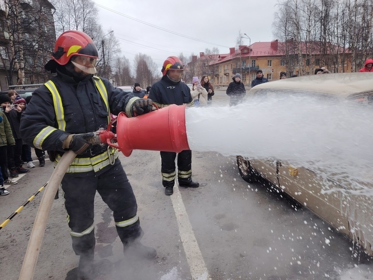 Фееричное представление устроили пожарные для детей из Оленегорска