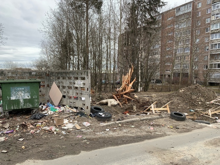 Рабочие в Петрозаводске целый месяц не могут убрать двор после ремонта труб