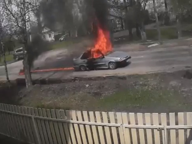 Появилось видео с загоревшимся в движении авто в Пролетарском районе Твери