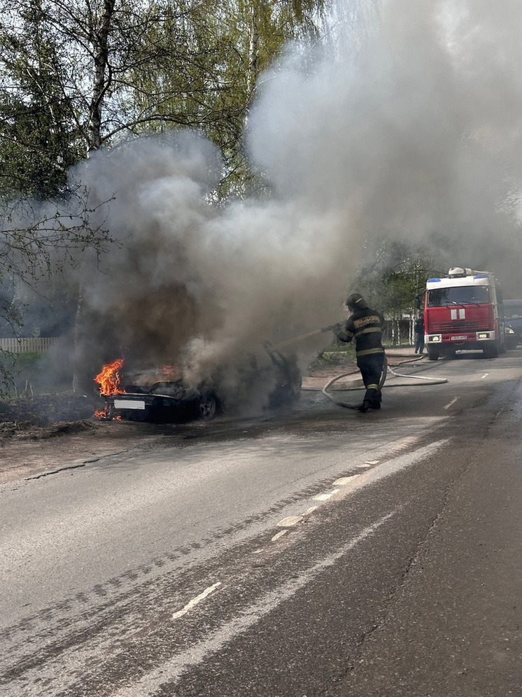 В Твери на бульваре Профсоюзов тушили горящее авто