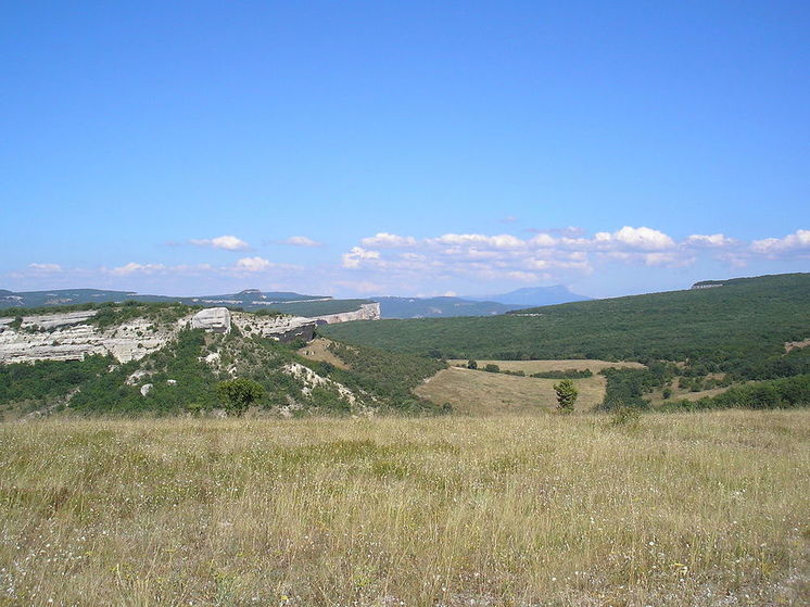 Трех заблудившихся в горах Крыма туристов спасли