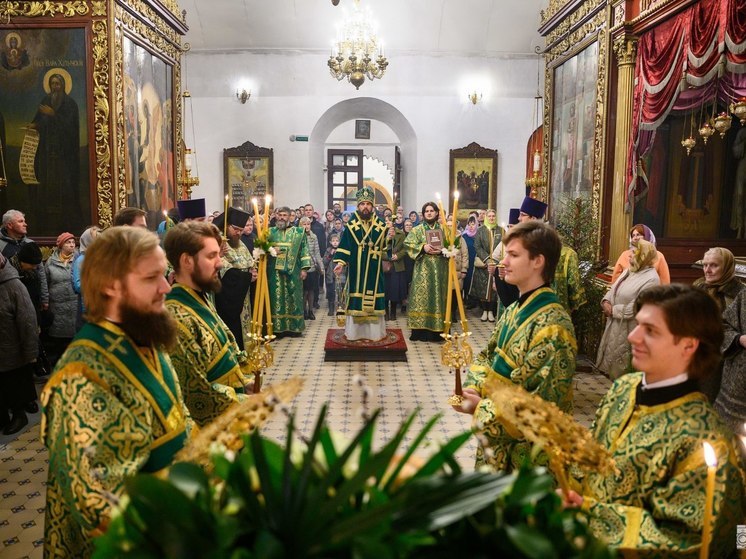 Митрополит Арсений возглавил всенощное бдение в Свято-Троицком соборе Пскова