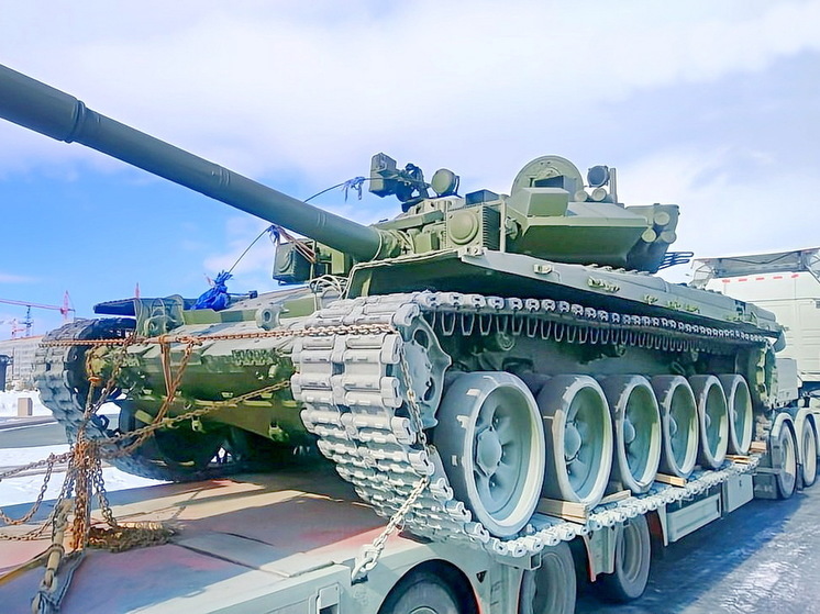 В парк Победы Салехарда привезли танк Т-90