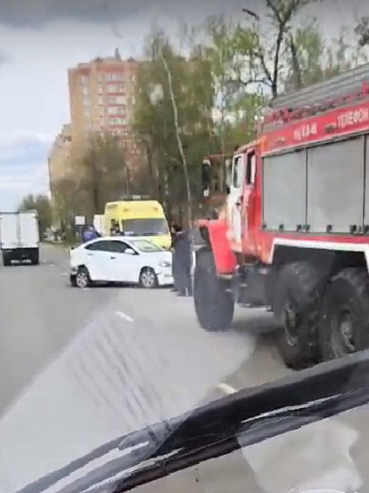 В Твери на улице Бориса Полевого столкнулись седан и универсал: на месте ГИБДД, МЧС и медики