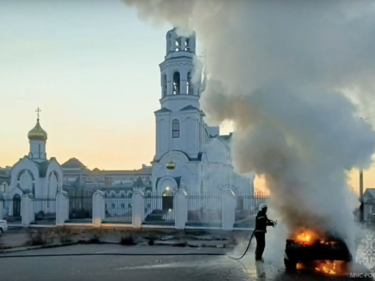 В столице на парковке перед православным храмом сгорел автомобиль