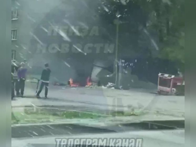 В Пензе на улице Пролетарской неизвестные подожгли мусорку