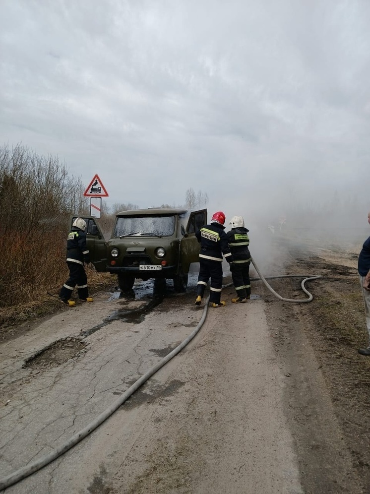 Пять пожарных тушили Буханку в деревне Карелии