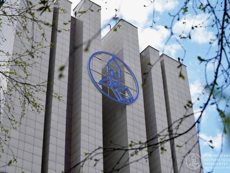 Новгородский университет сменил логотип на фасаде