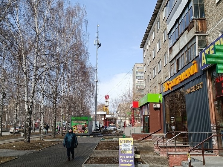 Уличный туалет, остановку и светофор снесло ветром в Екатеринбурге