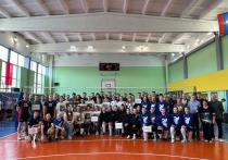В Кольском районе 28 апреля прошло торжественное открытие турнира по волейболу среди мужских и женских команд памяти заслуженного тренера России, почетного жителя Мурмашей Станислава Мозгова