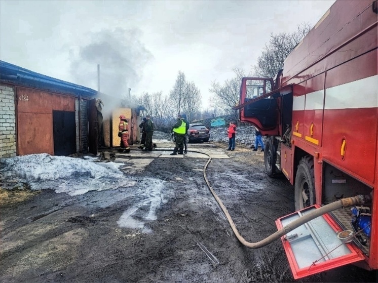 В Мурманске потушили пожар в гараже на улице Сафонова