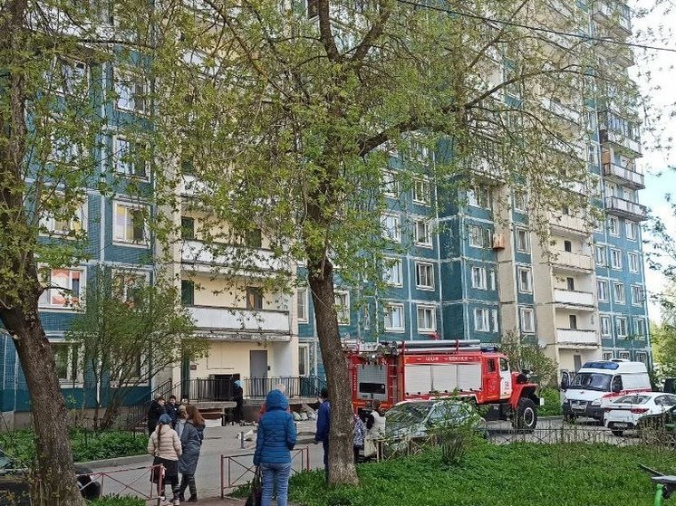 В Василеостровском районе из горящего дома эвакуировали 6 человек, пострадал мужчина