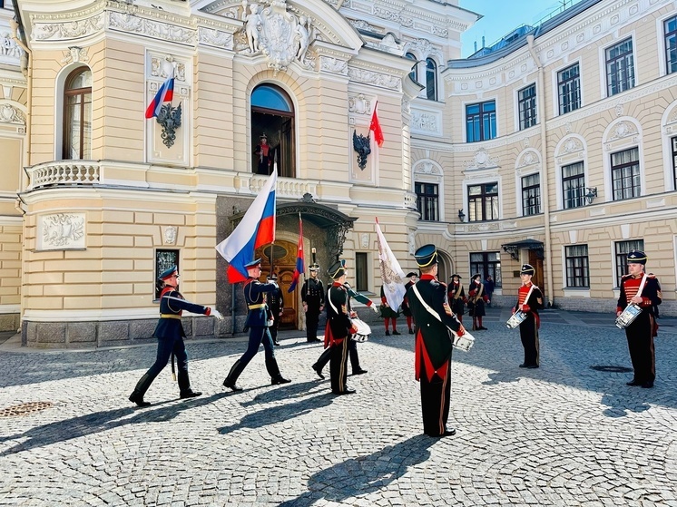 Церемония «Императорский полдень» открыла туристический сезон в Петербурге