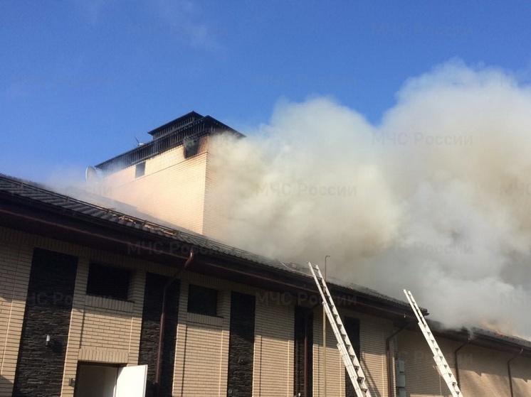 Сотрудники МЧС потушили пожар в частном доме в Вырице