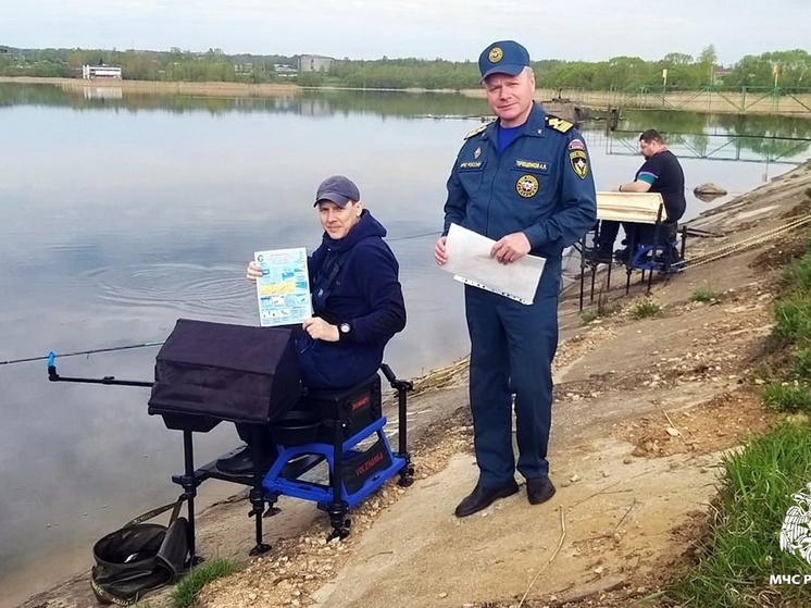 Сотрудники МЧС России беседовали с рыбаками и отдыхающими на берегах озера Михайловка