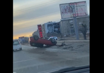 В Чите утром 29 апреля на улице Магистральной перевернулся автомобиль Mazda