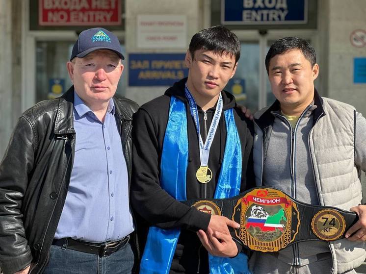В аэропорту Улан-Удэ встретили победителя Первенства России по вольной борьбе
