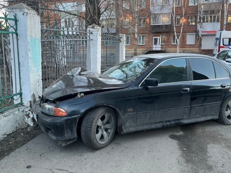 В Юрге водитель-бесправник врезался на BMW в забор лицея