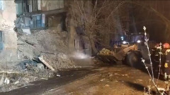 В Омске на Молодогвардейской частично обрушился аварийный дом: видео
