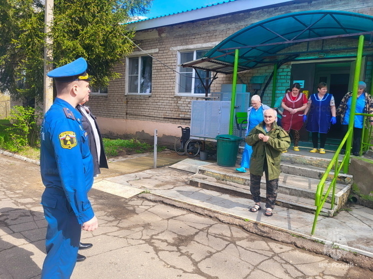 В Кардымовском доме престарелых провели пожарные учения