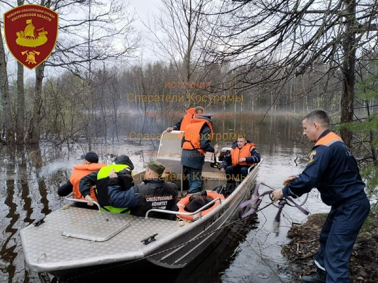 В Костромской области перевернулась первая лодка с рыбаками