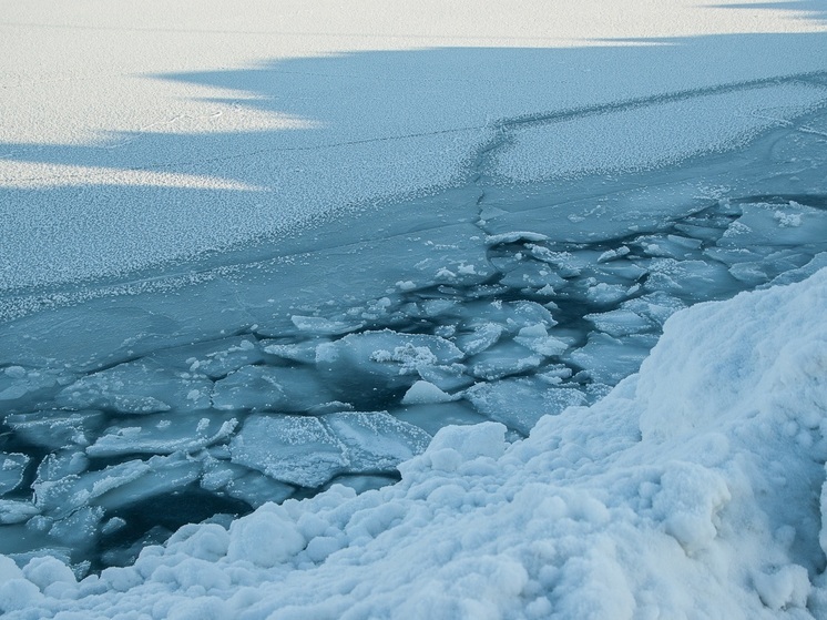 Сапсерфинг на льдине устроил житель Приамурья