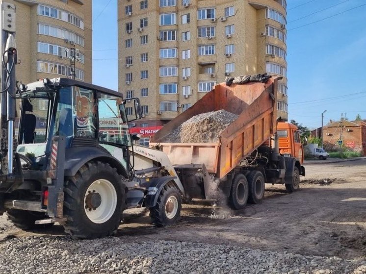 В Астрахани засыпали дорожные неровности после жалоб граждан