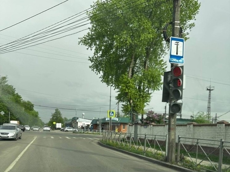 В Курске развернуло светофор на 45 градусов на улице Республикой