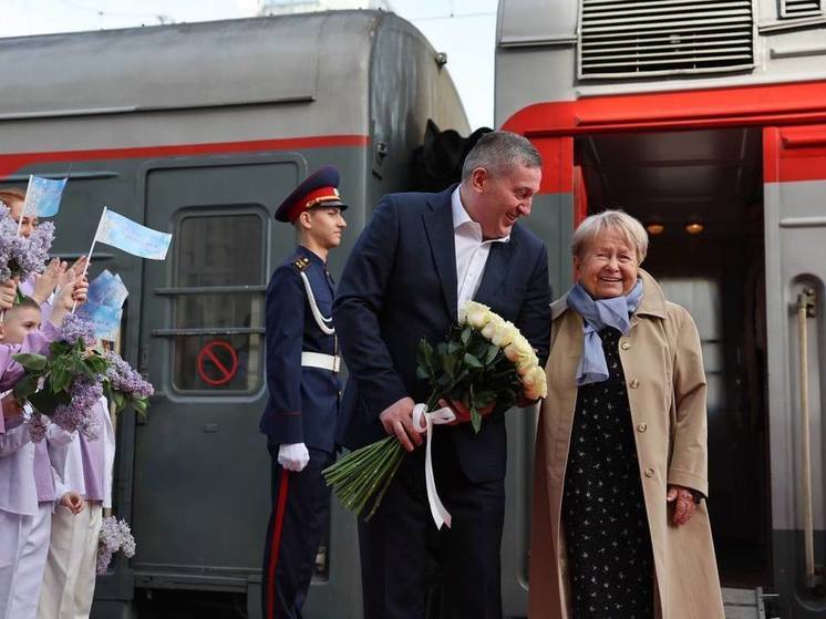 Андрей Бочаров встретил прибывшую в Волгоград на поезде Александру Пахмутову